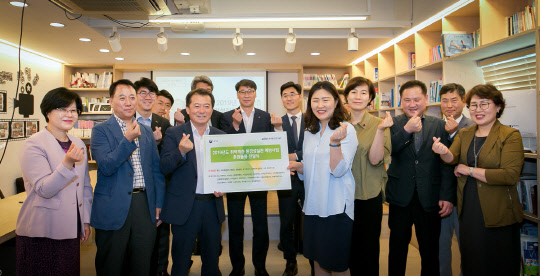 웅진코웨이는 지난 16일 환경부와 한국환경산업기술원과 함께 '취약계층 환경성질환 예방사업' 업무 협약을 체결하고 공기청정기를 무상 기증하기로 했다. 김재석 웅진코웨이 인사지원실장(맨 뒷줄 왼쪽 네 번째)과 유제철 환경부 생활환경정책실장(첫 번째 줄 왼쪽 세 번째)를 비롯한 사업 참가업체들이 기념 사진을 찍고 있다. <웅진코웨이 제공>